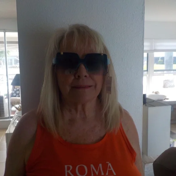 Large Len Sunglasses - Picture 8 of 10